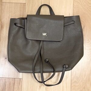 LIKE NEW Michael Kors Women’s Junie Medium Leather Flap Backpack